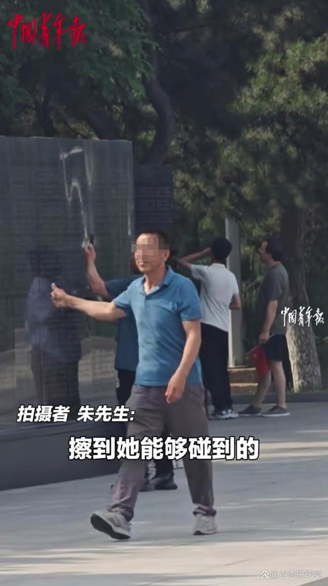 游客自发擦拭纪念碑引路人点赞 传递正能量